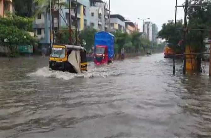 मुंबईसह उपनगरात मुसळधार पाऊस, नालासोपारा, वसई-विरारमधील रस्त्यांवर पाणीच पाणी