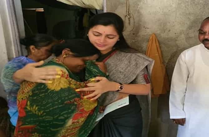त्या माऊलीचा हंबरडा ऐकून नवनीत राणाही गहिवरल्या