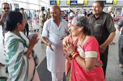 नरेंद्र मोदींच्या वाढदिवशी जशोदाबेन आणि ममता बॅनर्जींची भेट