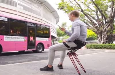 रेल्वे स्टेशन, बस स्टॉप, जाल तिथे टाकून बसता येईल अशी फोल्डेबल खुर्ची