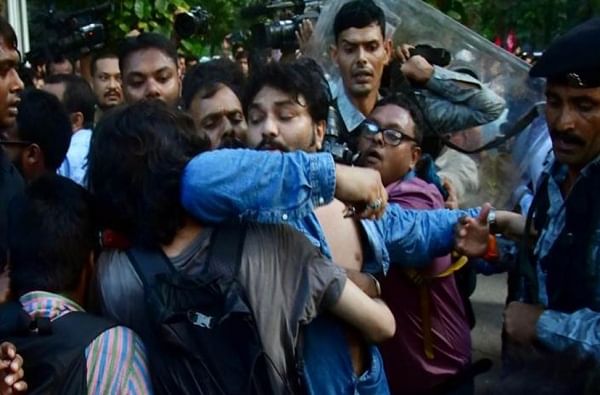 प. बंगालमध्ये केंद्रीय मंत्री बाबुल सुप्रियोंवर हल्ला, विद्यार्थ्यांकडून धक्काबुक्की