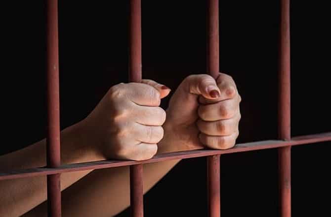 वहिनीला मधलं बोट दाखवलं, दीराला तीन वर्षांचा कारावास
