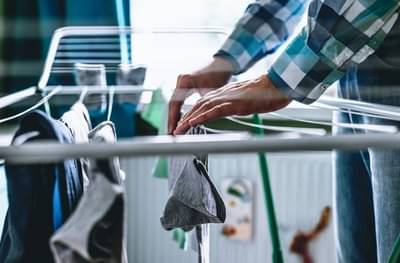 उघड्यावर अंतर्वस्त्र वाळत घातल्याने शिक्षकावर गुन्हा, जगभरातील 11 विचित्र बंदी