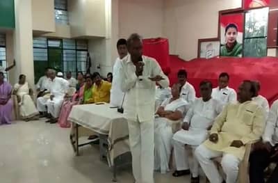 सोलापुरात काँग्रेसमध्ये राडा, पदाधिकाऱ्यांच्या बैठकीत कार्यकर्त्याकडून माईक काढून घेतला