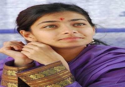 मतदारांना मेकअप किट वाटल्याने गुन्हा, प्रणिती शिंदे अडचणीत