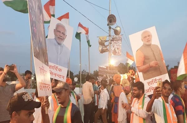 अमेरिकेहून परतणाऱ्या मोदींचं जंगी स्वागत, हजारो कार्यकर्ते विमानतळावर