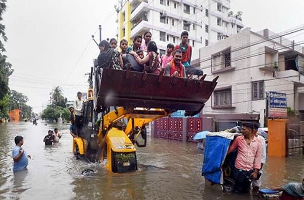 मुसळधार पावसामुळे विद्यार्थी हॉस्टेलमध्ये अडकले, जेसीबीच्या मदतीने बाहरे काढले