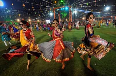 गरबा आणि दांडिया खेळण्यासाठीही आधार सक्ती करा, बजरंग दलाची मागणी