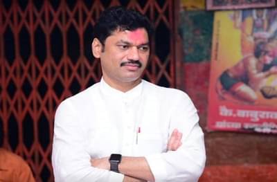 वाड्या-वस्त्यांची जातिवाचक नावं बदलणार, पवारांच्या आदेशाने धनंजय मुंडेंची पावलं