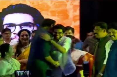 आदित्यची उमेदवारी जाहीर होताच तेजस ठाकरे गळाभेटीला