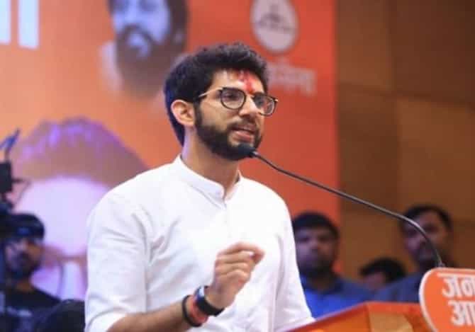 आदित्य ठाकरे रात्री उशिरा आमदारांच्या भेटीला, चर्चेनंतर हॉटेलमध्येच मुक्काम