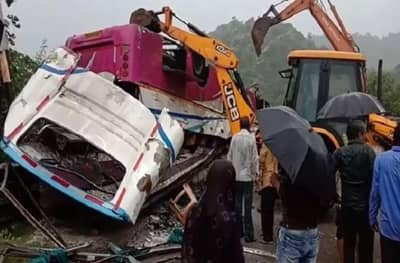 गुजरातमध्ये बस अपघातात 21 जणांचा मृत्यू, 30 जखमी