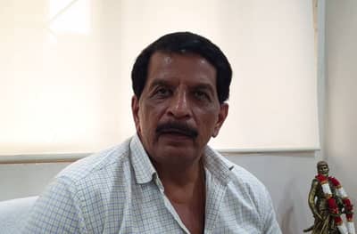 गुंड गुंडाचीच बाजू घेणार; प्रदीप शर्मांचा हितेंद्र ठाकूरांवर पलटवार