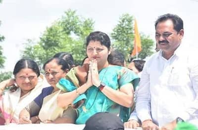 राष्ट्रवादीच्या महिला प्रदेशाध्यक्षा रुपाली चाकणकर यांचा पत्ता कट