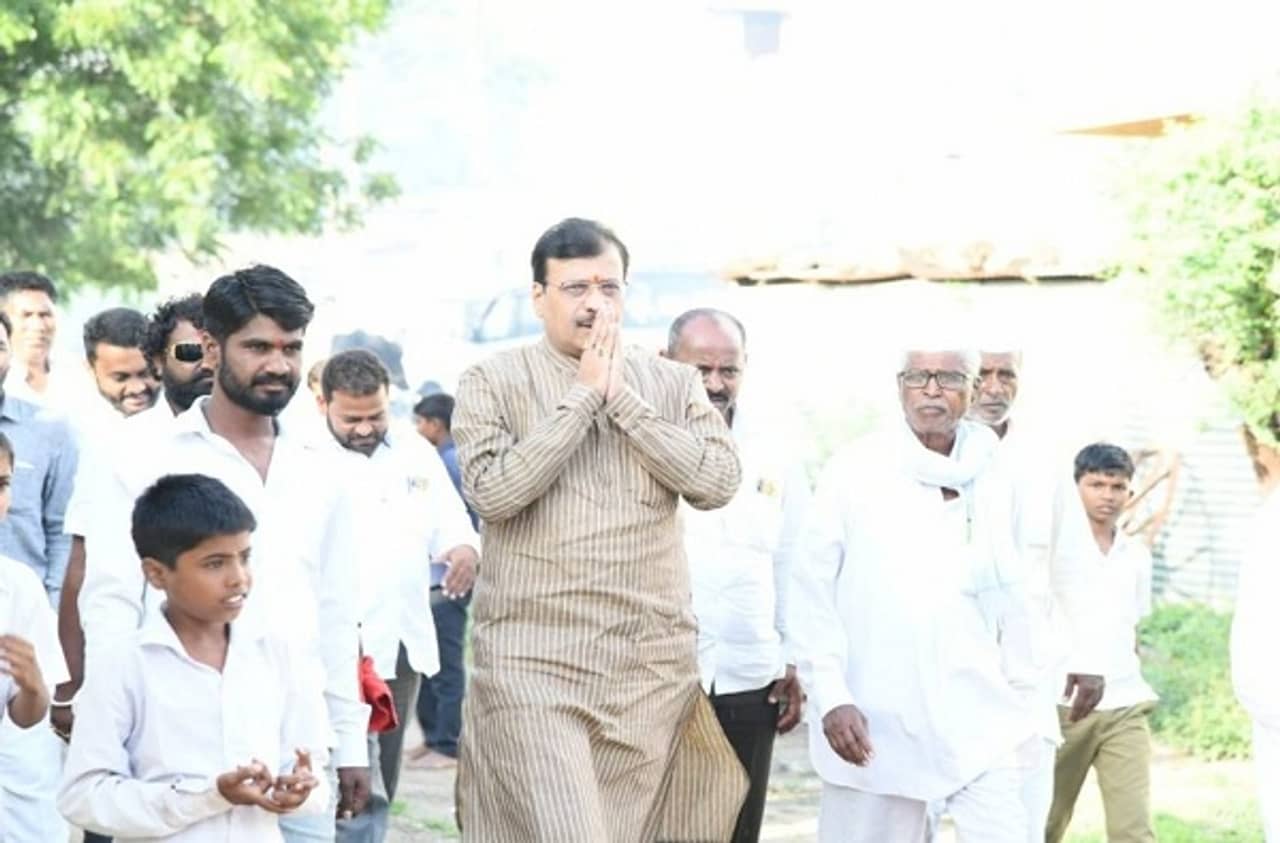 भाजपचा डमीवर शिक्का, ऐनवेळी विधानपरिषद उमेदवार बदलला, पंकजा मुंडेंच्या कट्टर समर्थकला उमेदवारी!