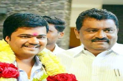 सुरेश धस पंकजा मुंडेंच्या व्यासपीठावर, मुलाचा अपक्ष अर्ज दाखल