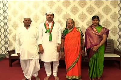 दुसऱ्याच्या शेतात राबून पोराला वाढवलंय, राम शिंदेंची आई भावूक