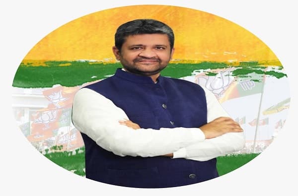 देशातील सर्वाधिक संपत्तीचा उमेदवार, मेहतांच्या समर्थकांनी गाडी फोडलेल्या पराग शाहांची संपत्ती किती?