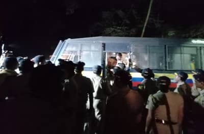 Aarey tree cutting : आरे कॉलनीत शेकडो झाडांवर कुऱ्हाड, पोलिसांकडून पर्यावरणप्रेमींची धरपकड