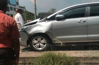 राज ठाकरेंच्या ताफ्यातील गाडीचा अपघात, शर्मिला ठाकरे किरकोळ जखमी