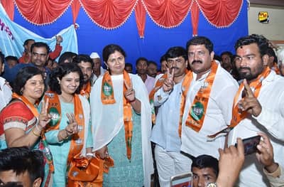 परळीत धनंजय मुंडेंना मोठा धक्का, टीपी मुंडेंचा पंकजांना पाठिंबा