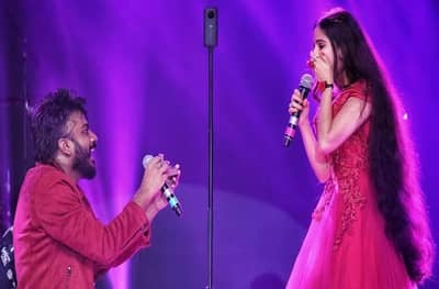 दसरा मेळाव्यात गायकाचं तरुणीला स्टेजवर प्रपोज, नेत्याकडून जोडप्याला कारणे दाखवा नोटीस