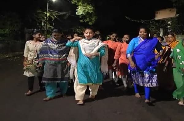 पहाटे 5 वा. घराबाहेर, प्रणिती शिंदे 5 किमी अनवाणी रुपाभवानीच्या दर्शनाला
