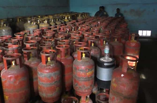 नव्या वर्षाच्या सुरुवातीलाच महागाईचा झटका, सिलेंडरच्या किमतीत मोठी वाढ