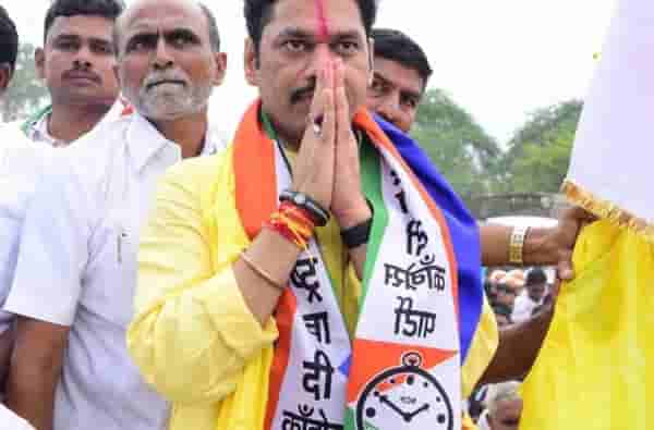 ना गड, ना घाट, धनंजय मुंडेंनी धरली माहूरगडाची वाट