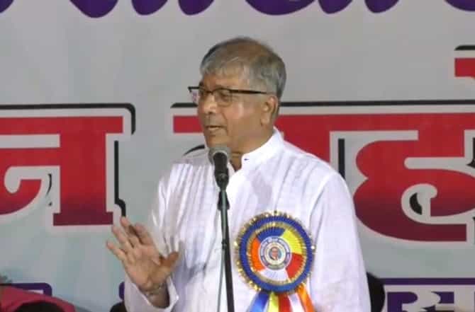 पवार-चव्हाण शेतकऱ्यांचे नेते नाही, तर कारखान्यांचे मालक : प्रकाश आंबेडकर