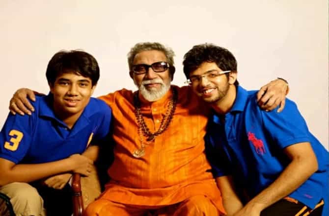 तेजस ठाकरेंच्या राजकारणातील प्रवेशावर आदित्य ठाकरेंची पहिली प्रतिक्रिया