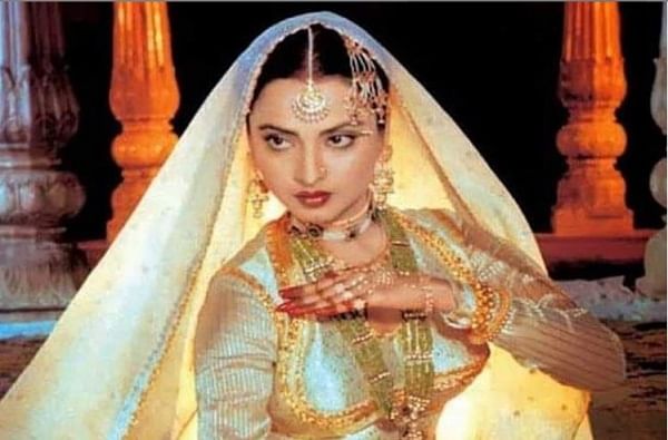 Happy Birthday Rekha : रेखा यांच्या आयुष्यातील सहा अवाक् करणाऱ्या गोष्टी Happy Birthday Rekha : रेखा यांच्या आयुष्यातील सहा अवाक् करणाऱ्या गोष्टी
