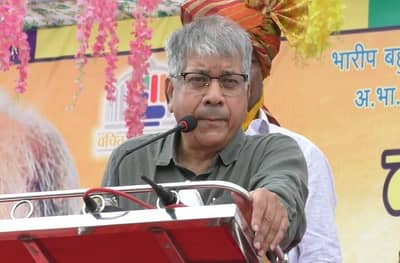 काँग्रेस हे भुरटे चोर, भाजपवाले डाकू आहेत : प्रकाश आंबेडकर