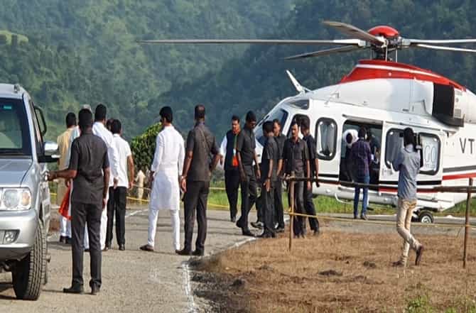 मुख्यमंत्र्यांमागे हेलिकॉप्टर ससेमिरा सुरुच, चाकं चिखलात रुतली