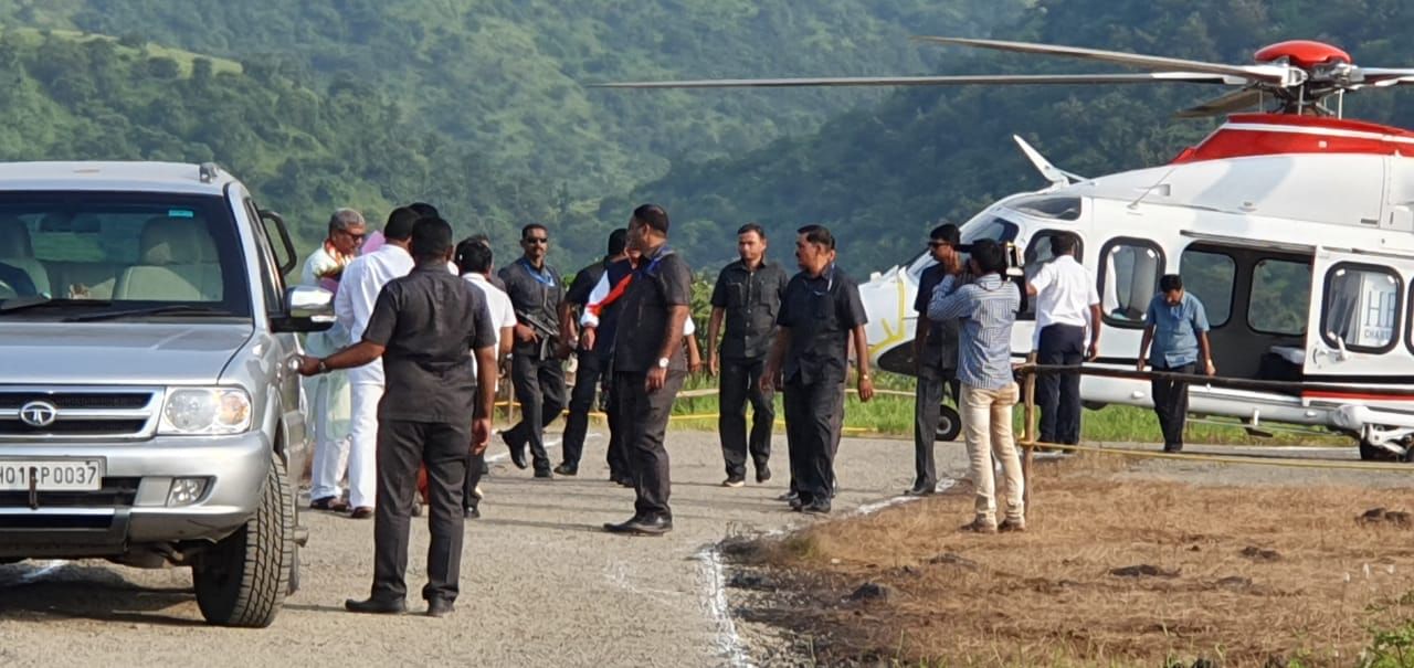 मुख्यमंत्री देवेंद्र फडणवीस (CM Devendra Fadanvis helicopter) यांच्यामागे हेलिकॉप्टरची ससेमिरा कायम आहे. मुख्यमंत्र्यांचं हेलिकॉप्टर रायगडमधील हेलिपॅडवरील चिखलात रुतलं.  