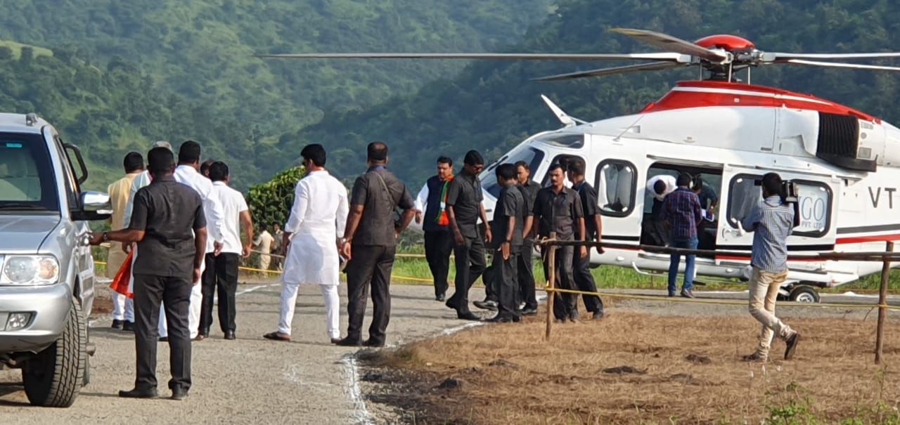 मुख्यमंत्री अहमदनगर जिल्ह्यातील कर्जतहून हेलिकॉप्टरने (CM Devendra Fadanvis helicopter)  रायगडमध्ये आले. हेलिकॉप्टर पेण-बोरगाव येथे उतरताना हेलिपॅडवरील मातीत हेलिकॉप्टरची चाके रुतली. 