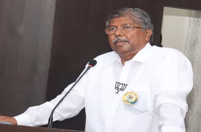 एका लुगड्याने बाई म्हातारी होत नाही, चंद्रकांत पाटलांचा शिवसेना खासदारालाच दम