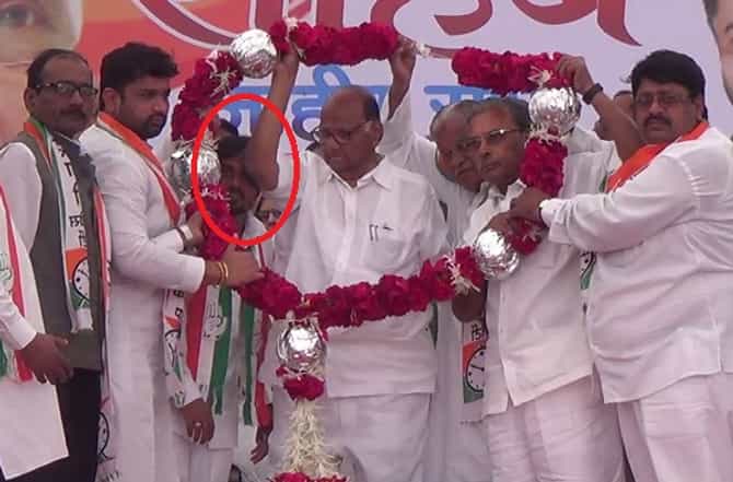 VIDEO: कार्यकर्त्याची हारात घुसखोरी, शरद पवारांचा कोपरानं सर्जिकल स्ट्राईक