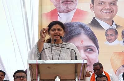 आमचे घर पाडत होते, तेव्हा तुम्ही कुठे होते, पंकजा मुंडेंच्या सभेत स्थानिकांचा गोंधळ