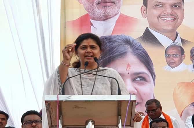 आमचे घर पाडत होते, तेव्हा तुम्ही कुठे होते, पंकजा मुंडेंच्या सभेत स्थानिकांचा गोंधळ
