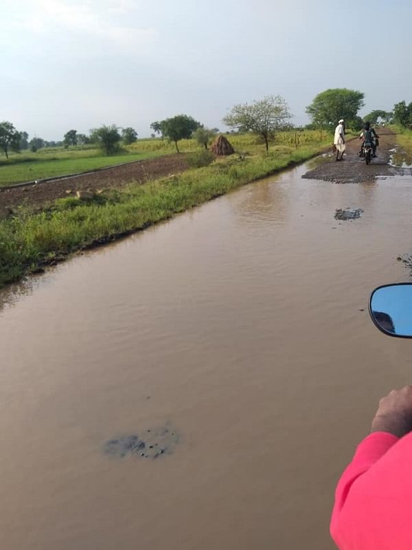 असाच एक प्रश्न सध्या बीड जिल्ह्यातील आष्टी तालुक्यातील शेकापूरचे नागरिक मांडत आहेत. शेकापूर गावाला जाणाऱ्या रस्त्याची स्थिती अत्यंत दयनीय झाली आहे. रस्त्यावर काही ठिकाणी अक्षरशः पाणी साचून तळ्याचं स्वरूप आलं आहे. 