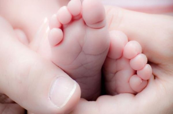 कोरोनाच्या संकटात गोंडस मुलीला जन्म, 14 दिवसांच्या उपचारानंतर मायलेकीची भेट