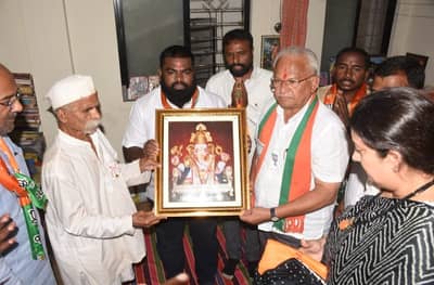 स्मृती इराणी आणि भिडे गुरुजींची भेट, राजकीय चर्चांना उधाण