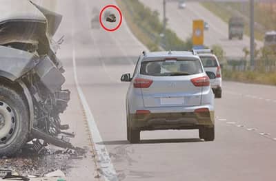 दगड उडून गाडीच्या छतातून आरपार, बँक मॅनेजरचा जागीच मृत्यू