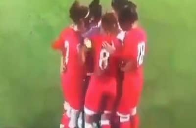 फुटबॉलच्या सामन्यान खेळाडूचा हिजाब सुटला आणि...
