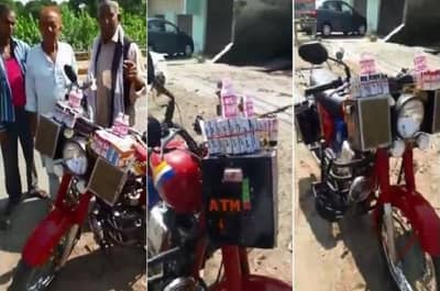 बाईकवर चालतं फिरतं एटीएम, आवाज ऐकताच पैसे बाहेर