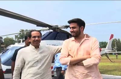 तेजससोबत फोटोसाठी आग्रह, उद्धव म्हणाले, मला स्टुलावर उभं राहावं लागतं!