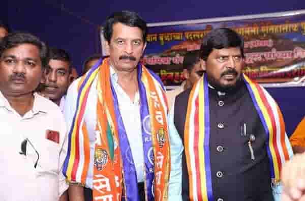 फेसबुक पोस्टद्वारे प्रदीप शर्मांचा प्रचार, पोलीस अधिकाऱ्यावर गुन्हा दाखल