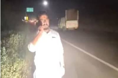 अंधारात रस्त्याच्या कडेला उभं राहून अमोल कोल्हेंची मोबाईल सभा