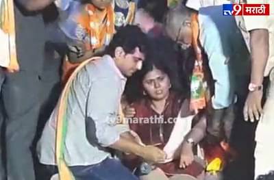 BREAKING पंकजा मुंडे स्टेजवरच कोसळल्या, खासगी रुग्णालयात उपचार